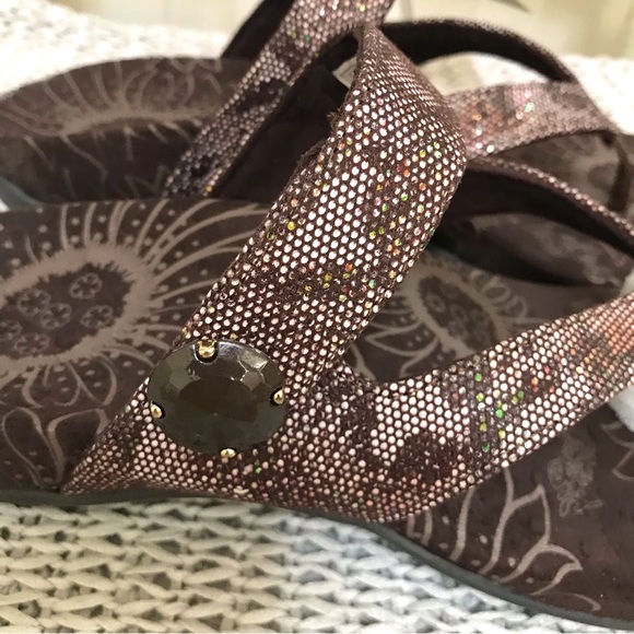 NIB Vionic Cocoa Sandals in Bronze Snake - Picture 9 of 16